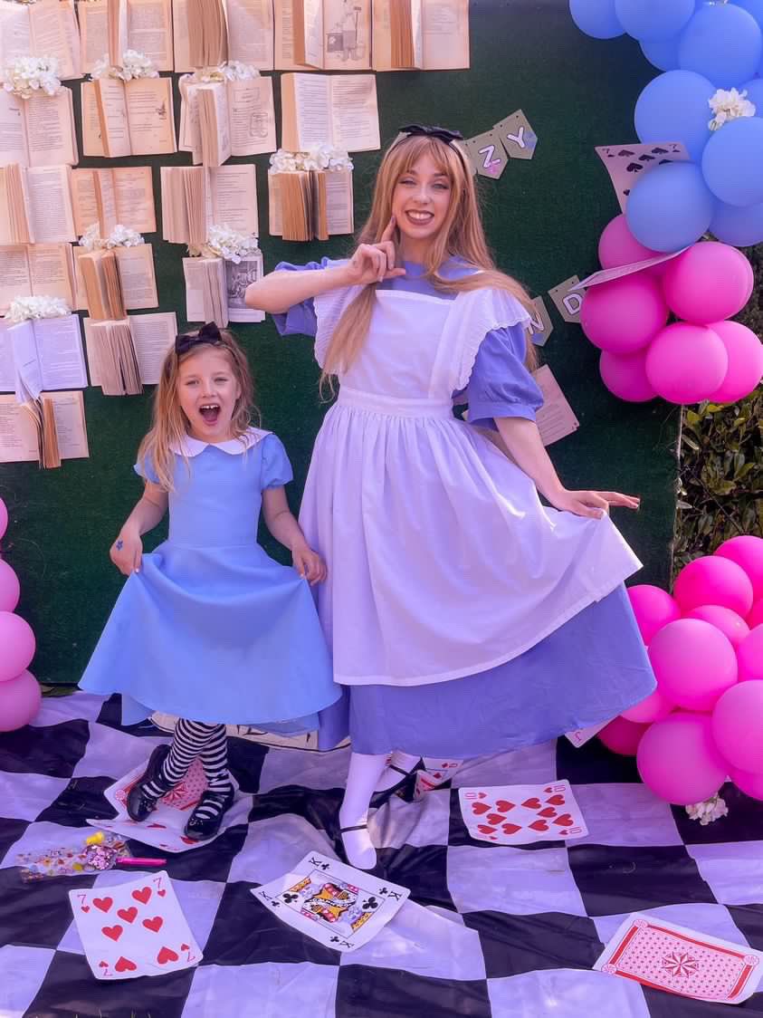 PartionP's tweet image. Alice in Wonderland has attended a few tea parties recently 🫖🎩🌹

Mae Alice ‘di bod i lawer o bartïon yn ddiweddar 🫖🎩🌹