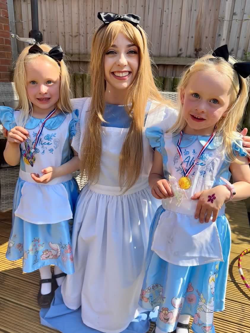 PartionP's tweet image. Alice in Wonderland has attended a few tea parties recently 🫖🎩🌹

Mae Alice ‘di bod i lawer o bartïon yn ddiweddar 🫖🎩🌹