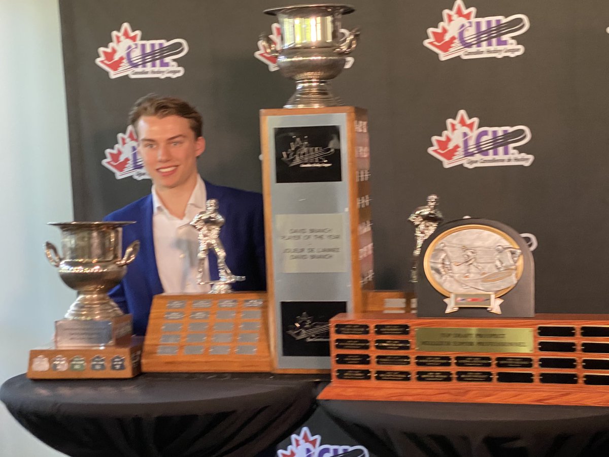 Connor Bedard is the 1st player ever to win Top Player, Top Prospect & Top Scorer #chlawards #memorialcup