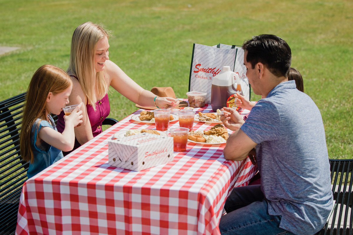 scnbnc's tweet image. #feedthefamily @scnbnc #tailgate #outsidedining #familytime