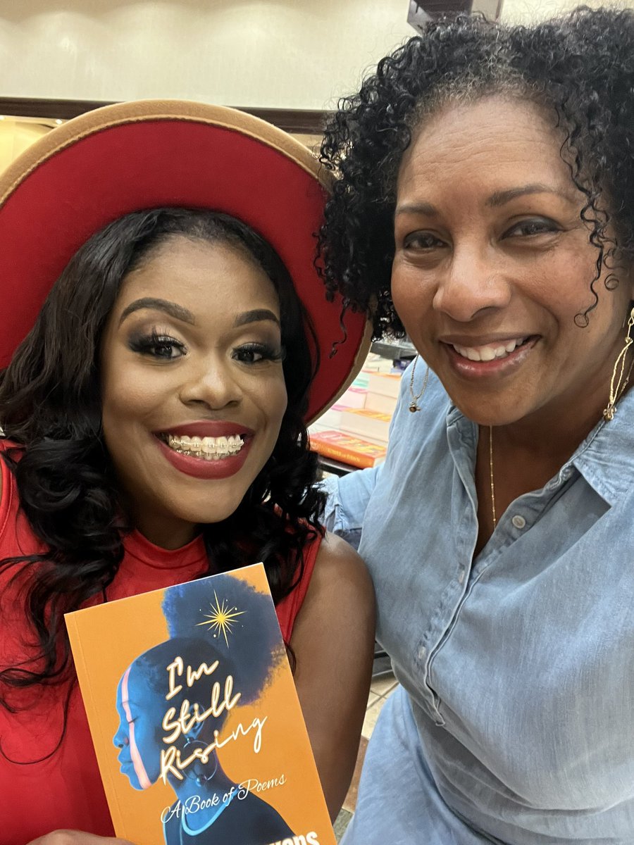 RhueStill's tweet photo. I had fun today supporting another writer! Omeshia Bowens, a full-time mother, case worker for Guilford County, &amp; @BennettCollege social work major, released her very first book entitled, “I’m Still Rising,” a collection of inspirational short poems. #BennettBellesDoItWell https://t.co/4HZ6PpbTpZ