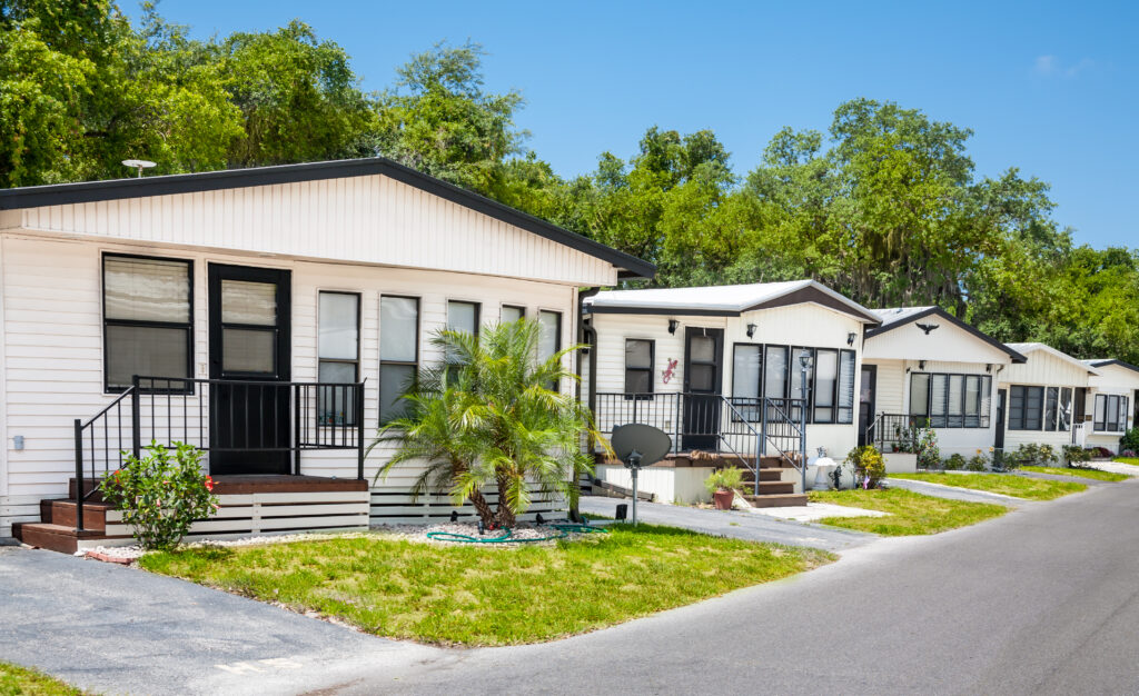 This article breaks down what's involved with buying a mobile home. #homesale #housing  cpix.me/a/170855177