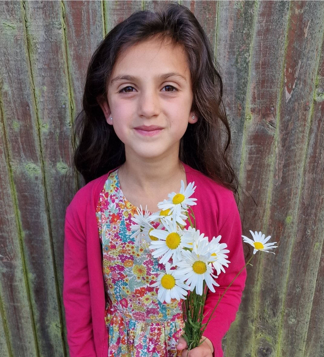 BigWorldExplore's tweet photo. Day 3 of the 30 Day Wild Challenge 

We decided to opt out of the usual floral arrangements from the shops and opt for a simple but beautiful home grown bunch of flowers instead. 

#GrownNotFlown #daisies #30dayswild @thewildlifetrusts #bigworldlittleexplorers https://t.co/PdhIMActBL