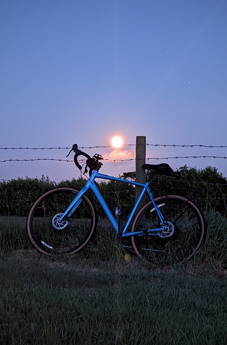 BridgetHigham's tweet photo. Still away camping with the family so hard to do a hiit workout in a farmer's field, but I'm ready for a quick spin before the kids wake up! All about keeping the body moving. @thebodycoach https://t.co/jWub00zeRp