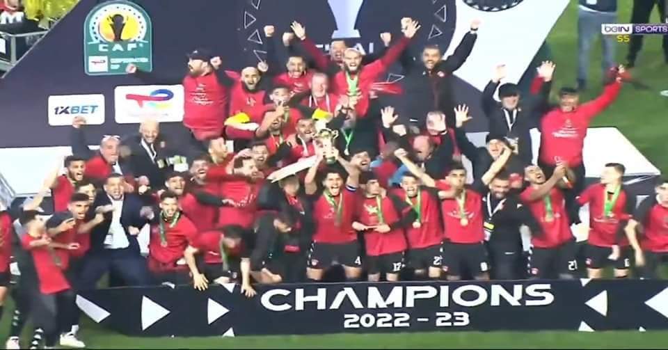 derradjihafid's tweet photo. ألف مبروك لاتحاد العاصمة الجزائري تتويجه بكأس الكونفدرالية الافريقية لكرة القدم رغم الخسارة في إياب النهائي بهدف لصفر أمام يونغ أفريكانز التنزاني ..
 ألف مبروك للجزائر 🇩🇿💚❤️  فوزها لأول مرة بلقب المسابقة بصيغتها الجديدة . 
تحية خاصة لجماهيره الوفية التي قامت بواجبها وأكثر طيلة المشوار .