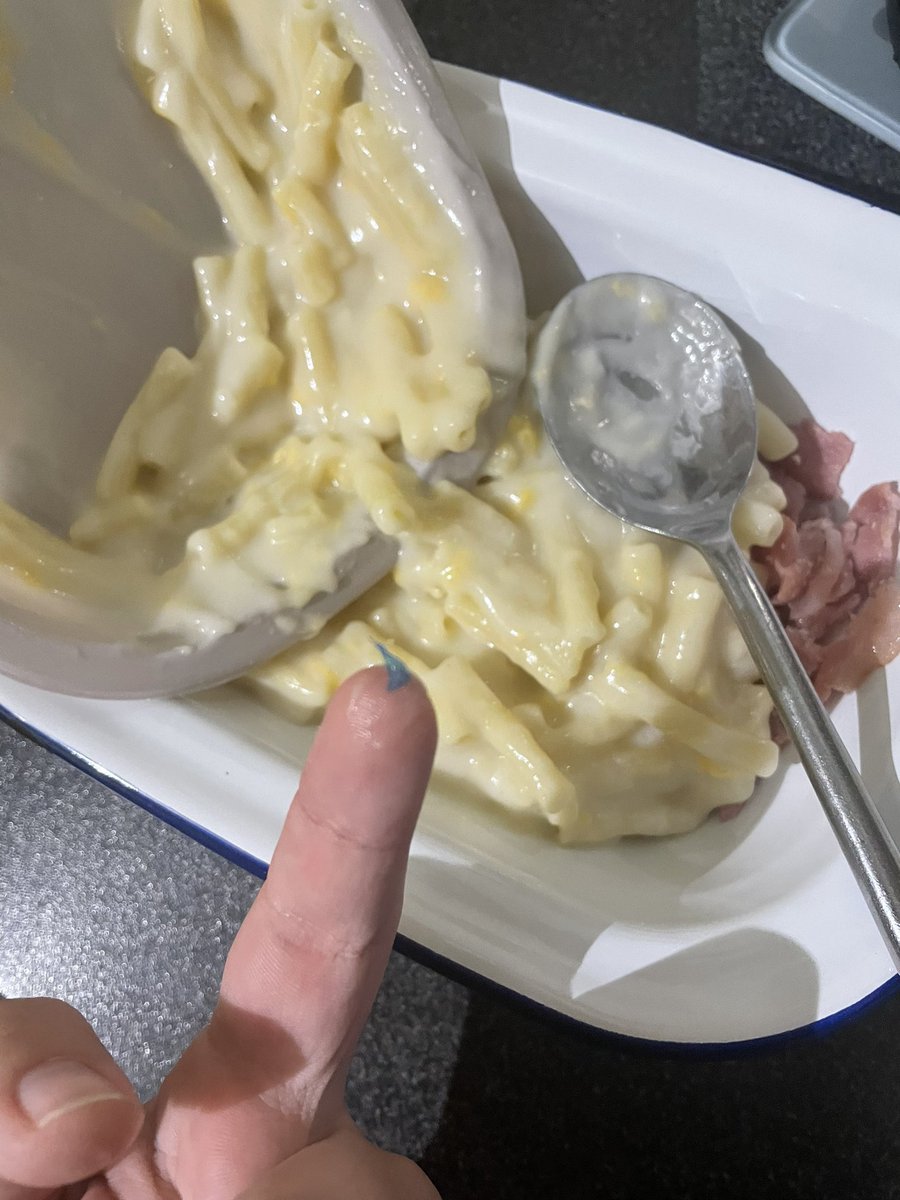 Functioning_Gay's tweet photo. Thank you @Tesco for my Mac and cheese with a side of blue plastic https://t.co/UVGxrnpkwt