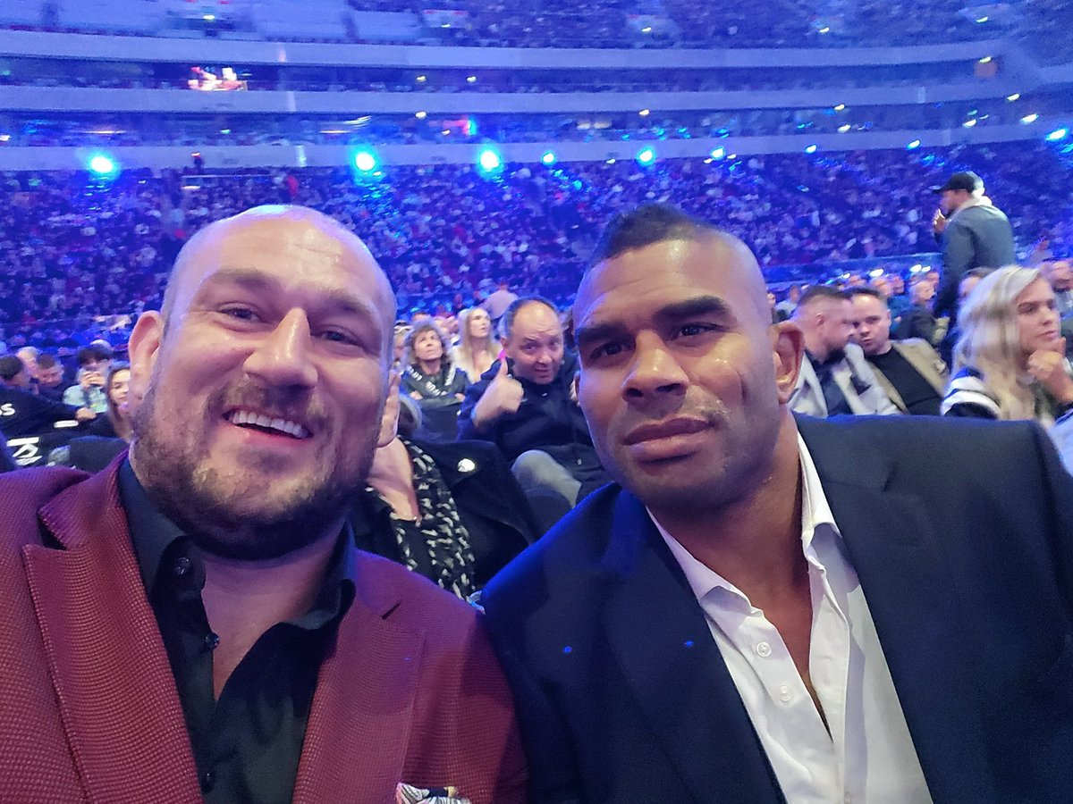 Philip De Fries 🤝 Alistair Overeem 

A fight possibly in the works for KSW 👀

#KSWColosseum2