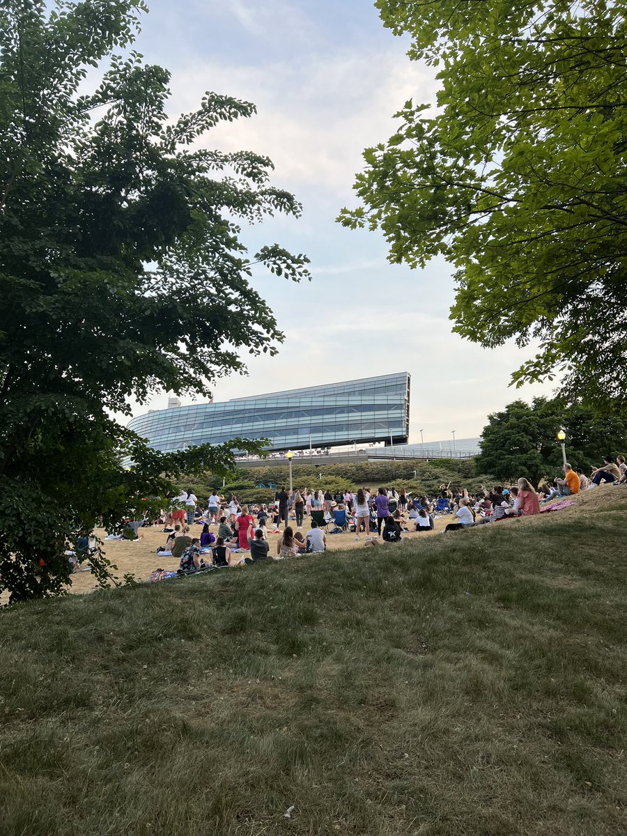 aschacl's tweet photo. @ghostinfavor @MeghanCav1989 @MaddieTheis2 not really. this is the view from where ppl were gathering. the screens are all blocked but u can hear fine! some of the inside crowd is visible from the northeast corner of the stadium gates (would be far left side of this pic) https://t.co/vcM5nngoOi