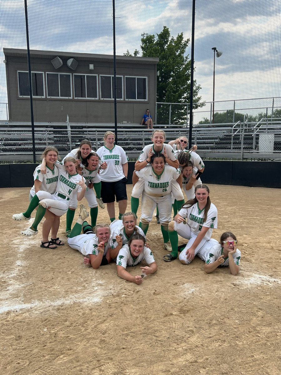 Storm Lake Tournament Champions 🏅

We take the win against AHSTW with a score of 12-4 to improve to 8-0 on the season. Next game is Tuesday in Pocahontas. #GoBigGreen #tornadosoftball