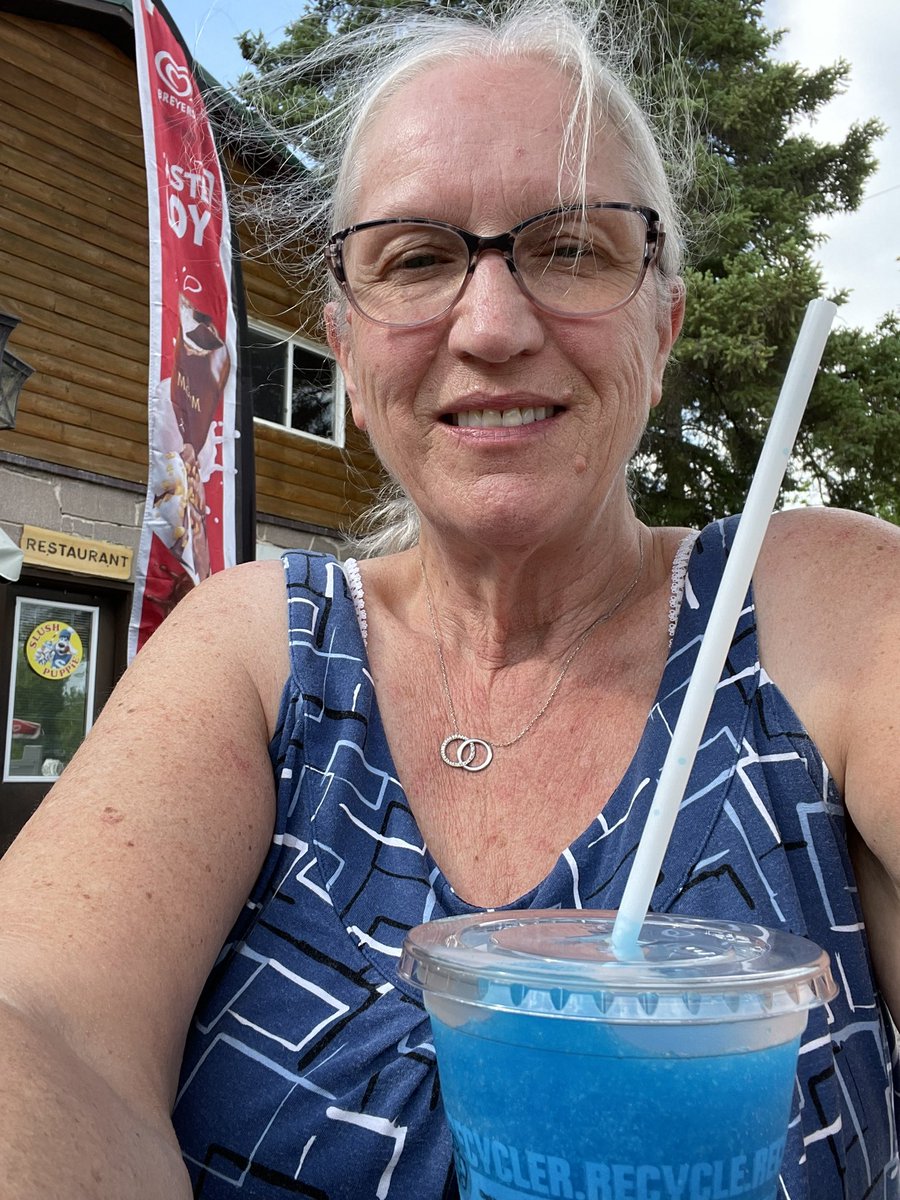 Waiting for my chicken wings. Just one sip of my Slush Puppie and I got brain freeze! 😵‍💫
#lakelife #itshot
