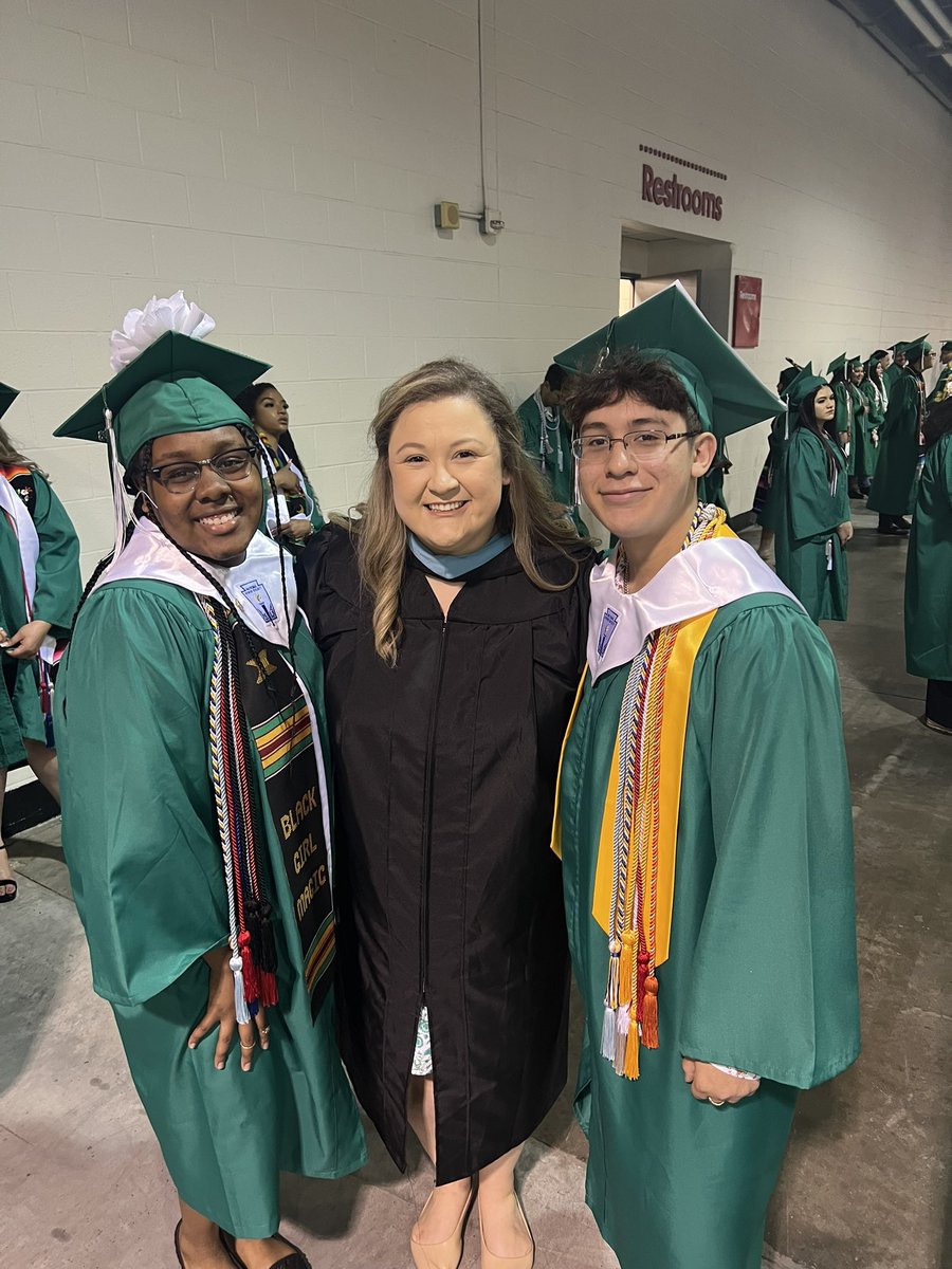 FreminMakayla's tweet photo. Super proud of all of my former students for receiving their HS diplomas today!! The sky is the limit! 💚💚🎓🎓🐎🐎 @AustinMustangs @HISDHighSchools https://t.co/0U2ix49aCi