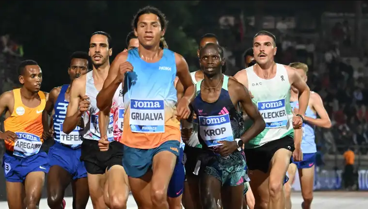 toro_esco's tweet photo. Ayer, Luis Grijalva corrió los 5mil mts en 12:52.97 minutos en Italia. El récord nacional es lo menos importante que hizo, porque se metió entre los 5 atletas no africanos más rápidos de la HISTORIA y venció al poseedor del récord mundial.

En el 🧵más datos de la hazaña 👇 https://t.co/D51x8LhQUi