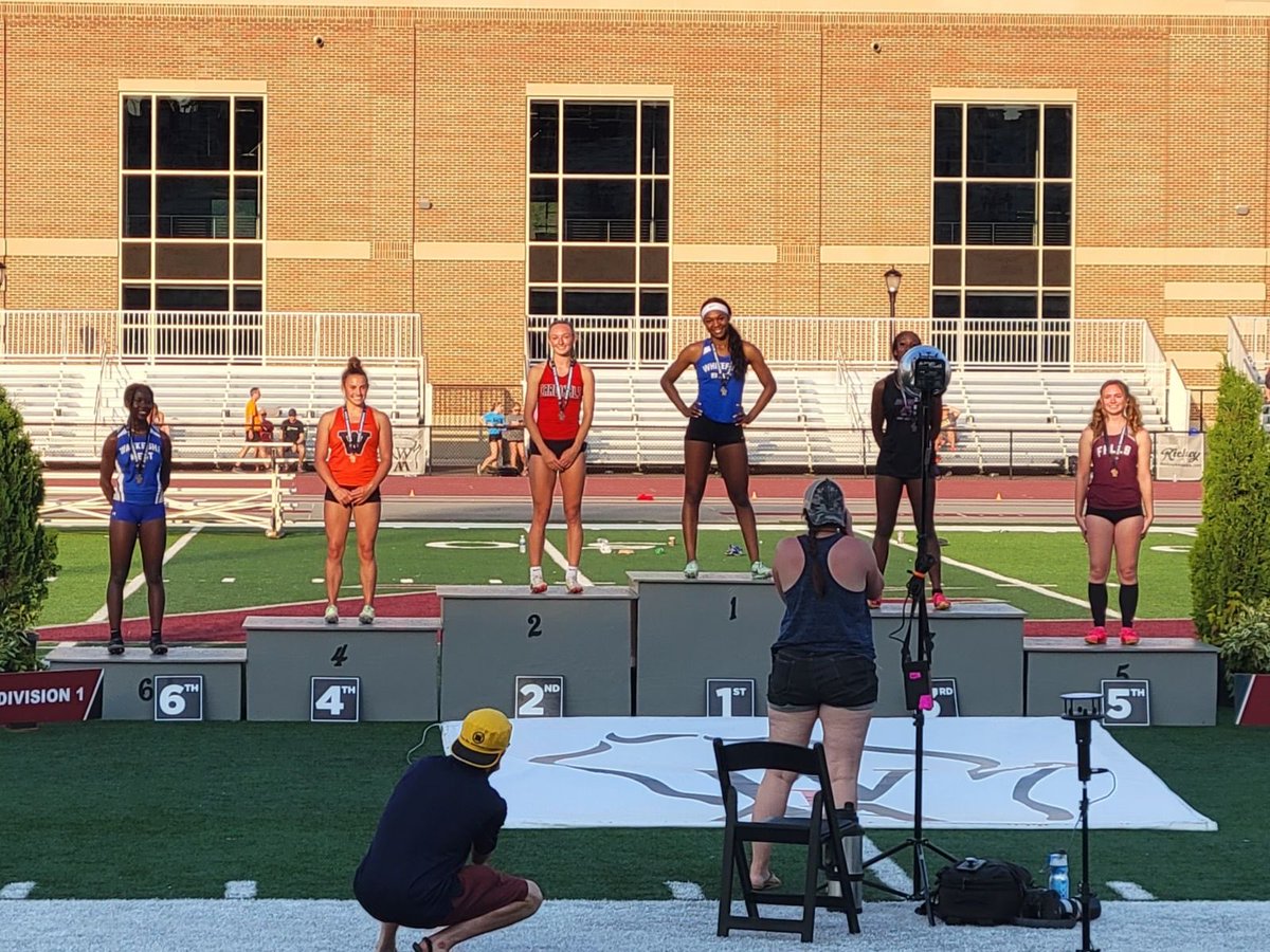 Eliza breaks her own 200 meter school record in time of 24.99 and finishes in 4th!