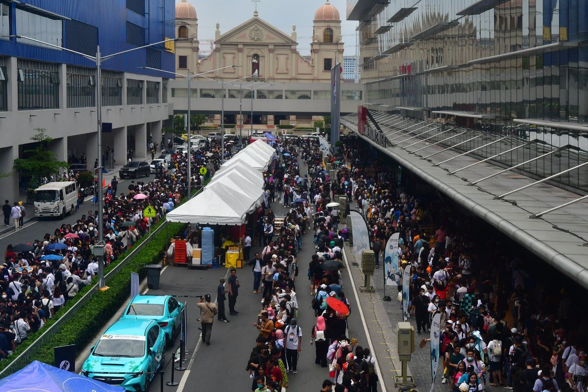 ABSCBNNews's tweet photo. LOOK: The #CONQuest2023 crowd waiting to get in since around 10 a.m. this Sunday, with the lines spanning until Ocean Drive adjacent to SMX, where major events are scheduled. | via @mac_coloma

📸: Mark Demayo, ABS-CBN News https://t.co/M013nL9Wj5
