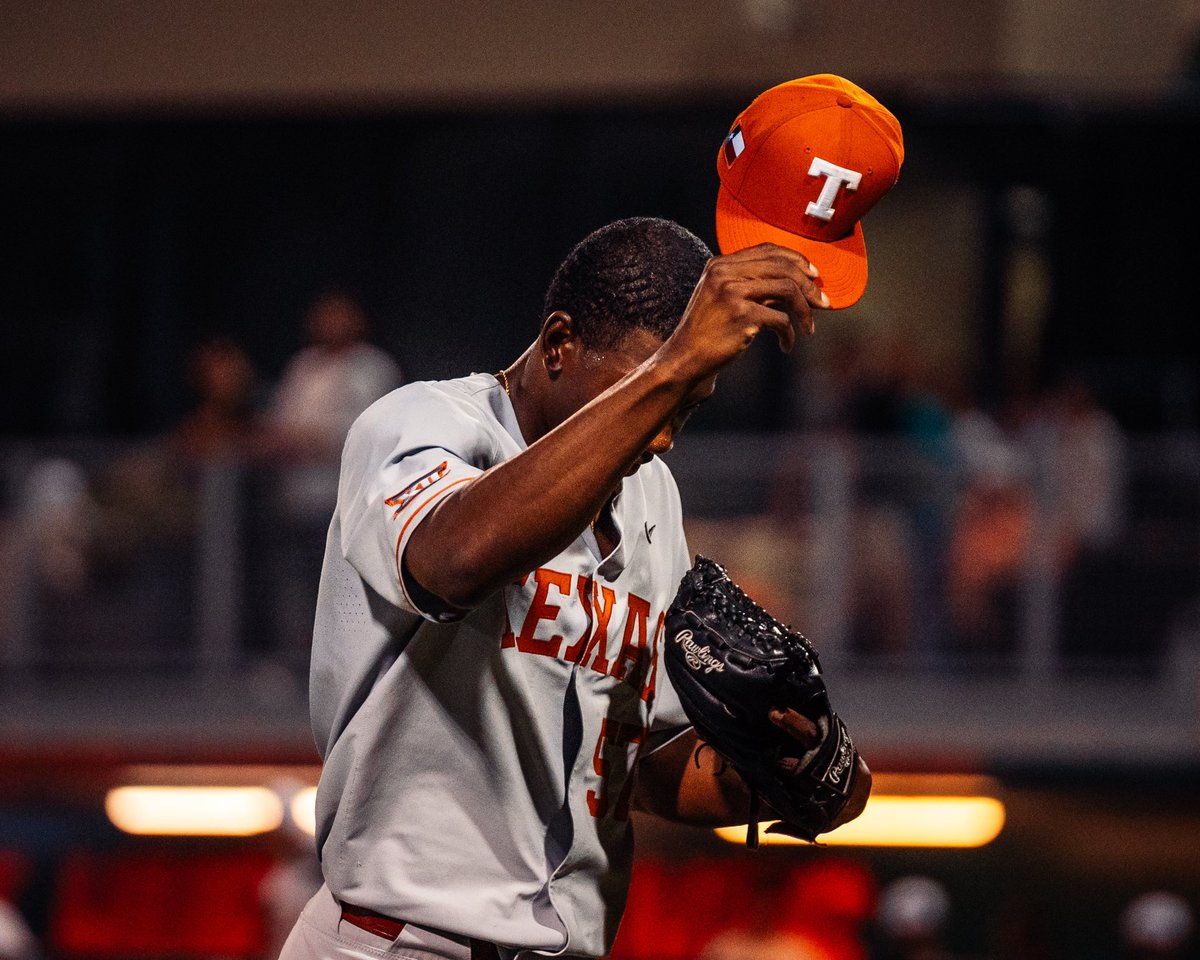 Lebarron Johnson tosses a complete game, Dylan Campbell and Jack O'Dowd go deep as #Texas beats #Miami 4-1.  The #Longhorns are one win away from advancing to the Super Regionals.
#HookEm 🤘
#ThisIsTexas ⚾️
#NCAABaseball