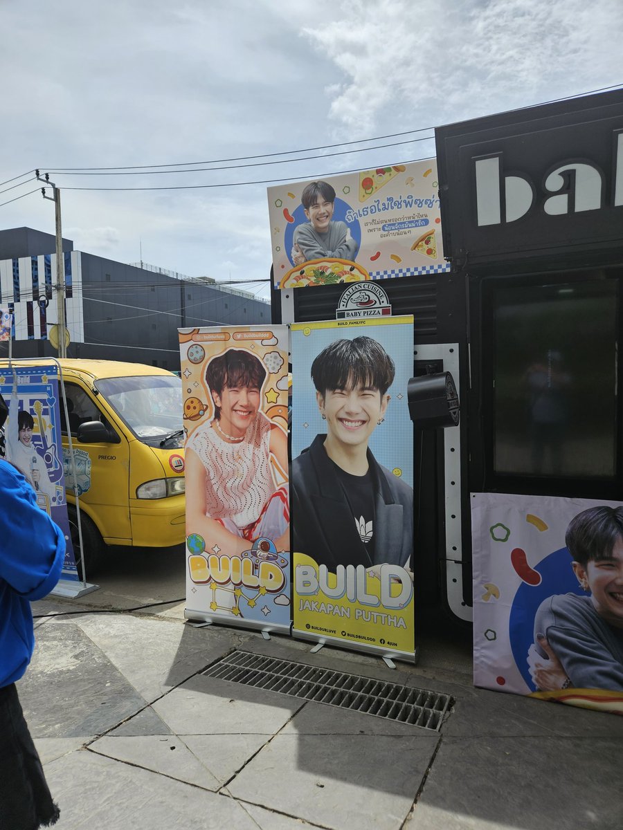 BuildJakapanUSA's tweet photo. Banners from a food truck. Everything is so cute, everyone.

#BuildThe1stConcert @JakeB4rever https://t.co/kf3p7iesrl