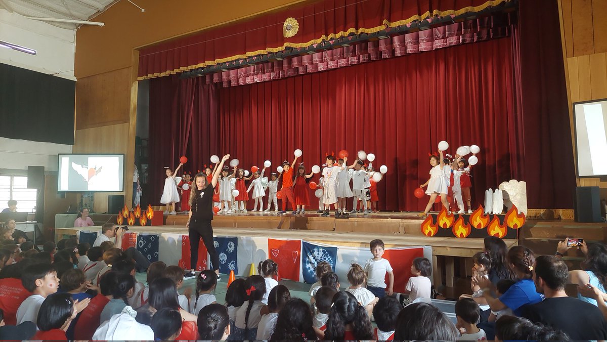 A la fête des 25 ans @lfikyoto aujourd'hui! Ouverture par les très beaux spectacles  des enfants, introduits par le proviseur Boris Colin et  le coordonnateur régional délégué de la direction de l’AEFE et chef de secteur Asie Guillaume Cario.