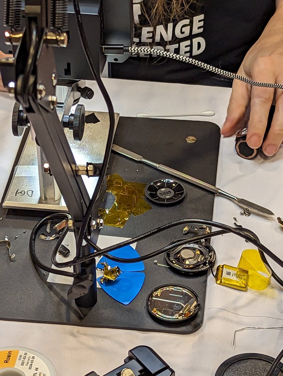 Google Pixel Watch teardown by <a href="/thingmakerQ/">Catherine Norcom</a> 
<a href="/hardwear_io/">hardwear.io</a> #hardpwn