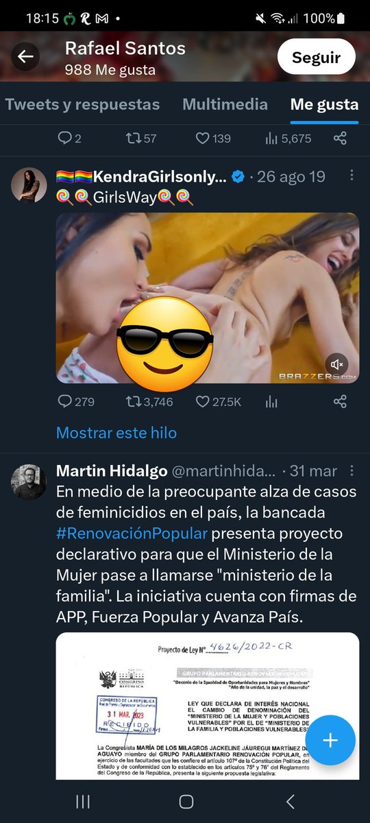 Aderly's tweet photo. Dice que no comparte la distorsión de la sexualidad, ah, pero cómo disfruta de contenido lésbico. 🤣🤣

En fin, la hipotenusa. 🤡 @rafaelsantosn https://t.co/Y1PBi3FuiN