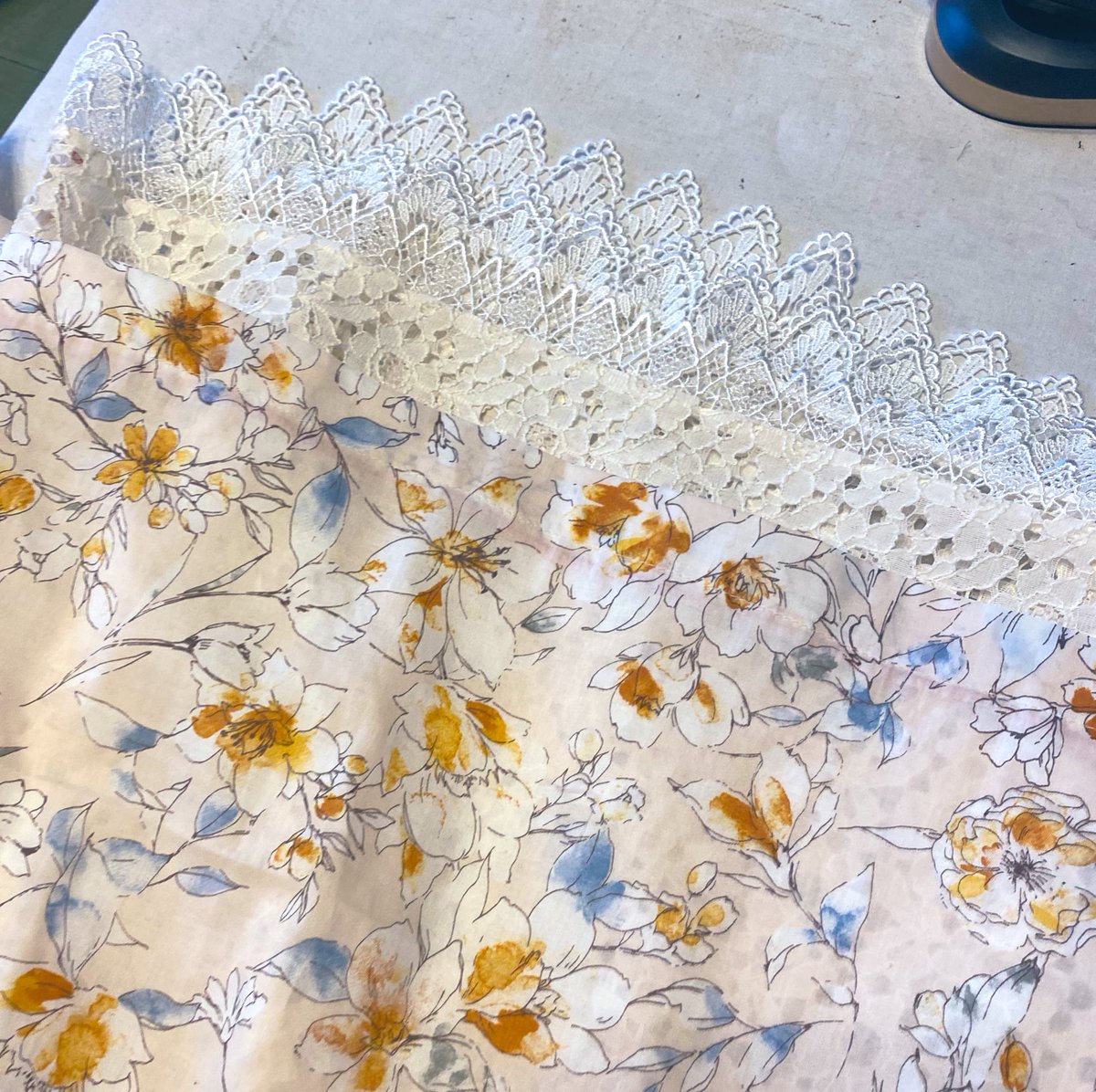 朝いち、1stバージョンのフレアパンツにレースを付けたら思い通りになりました。レースはコストでケチらずデザインで選んで正解だった。悩ましいけど、わたしは納得の行く洋服づくりをしたいです。 https://t.co/LFesEFF6WE