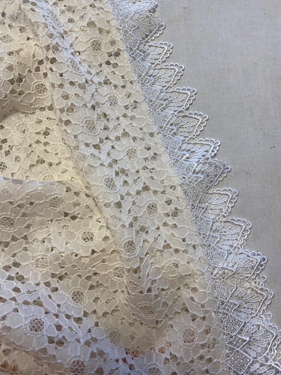 朝いち、1stバージョンのフレアパンツにレースを付けたら思い通りになりました。レースはコストでケチらずデザインで選んで正解だった。悩ましいけど、わたしは納得の行く洋服づくりをしたいです。 https://t.co/LFesEFF6WE