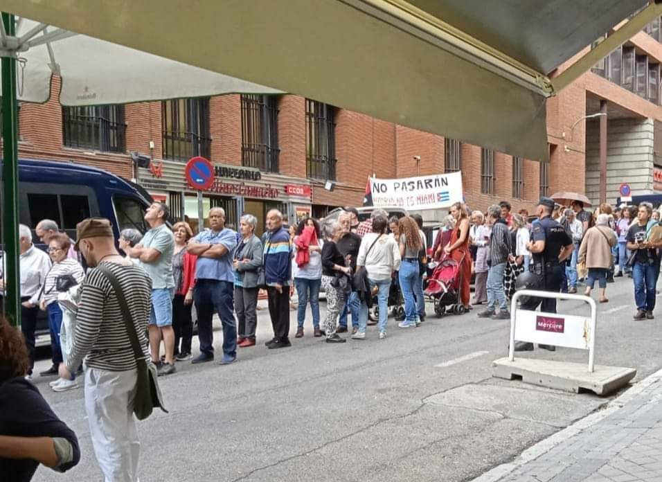 ¿No decían que nadie quería verlos? «MADRID NO ES MIAMI», chavales 😎 repleto el auditorio para ver a Buena Fe y una larguísimo cola para entrar. El concierto fue un éxito: se hizo la canción. ¿Y los agresores? Apenas llegaban a 10 y fueron interceptados por la policía local. Se…