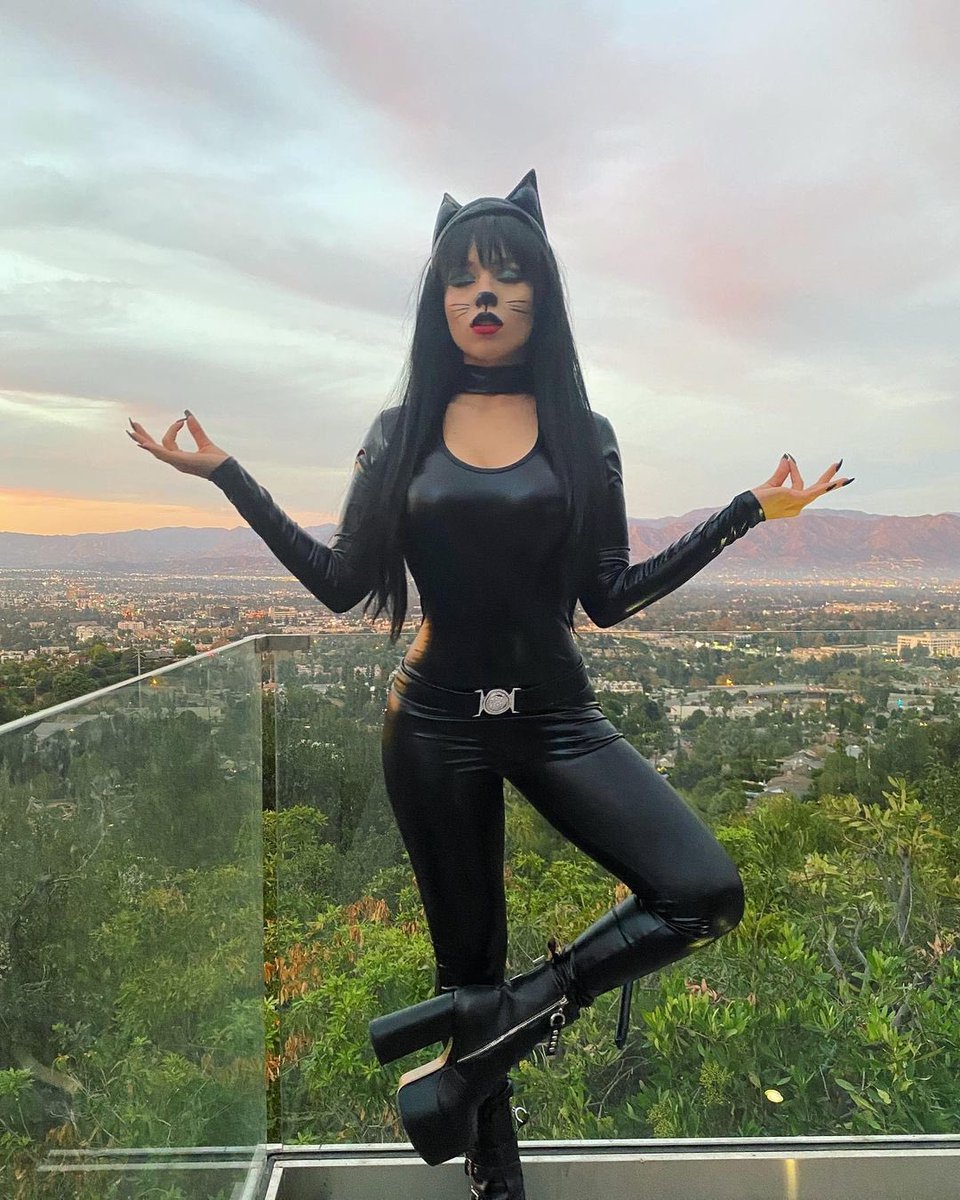 amaxlive's tweet photo. 🚨| Relembrando momentos! Quem aí se lembra da Ava Max Noir?? Fotos de @avamax fantasiada para o halloween de 2021!! #avamax https://t.co/9ZgWBnGLkA