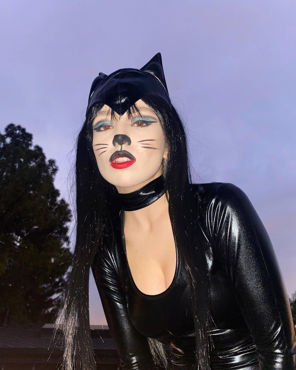 amaxlive's tweet photo. 🚨| Relembrando momentos! Quem aí se lembra da Ava Max Noir?? Fotos de @avamax fantasiada para o halloween de 2021!! #avamax https://t.co/9ZgWBnGLkA