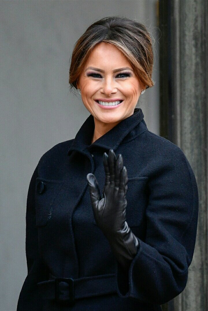 Chicago1Ray's tweet image. Raise your hand ✋️ if you can't wait to make Melania Trump the FIRST LADY once again 👍