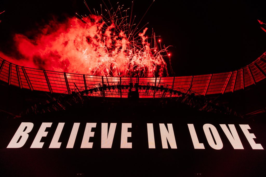 coldplay's tweet photo. Thank you for an incredible Saturday night Manchester 🐝 https://t.co/7nFxJ2Faa5