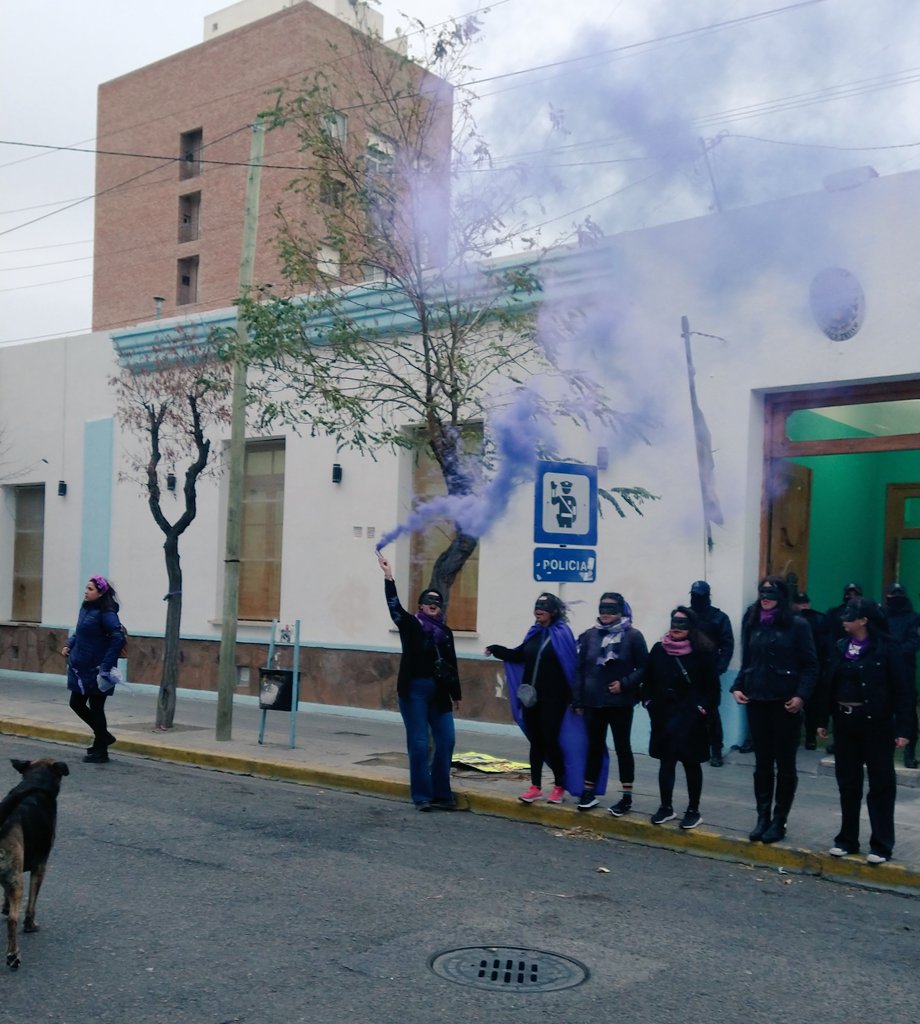 TatiNawelkir's tweet photo. 📢Vivas, libres, desendeudadas y en las calles nos queremos ✊🏽💜🏳️‍🌈🔥
@multivivas @MareaChubut #NiUnaMenos
#VivasNosQueremos https://t.co/dK8Da2QcTv