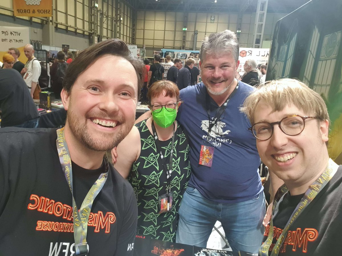 @UKGamesExpo Spending time with our pals @Chaosium_Inc and our pals @Stars_r_Right - what lovely bunch of coconuts 🥥 (people).