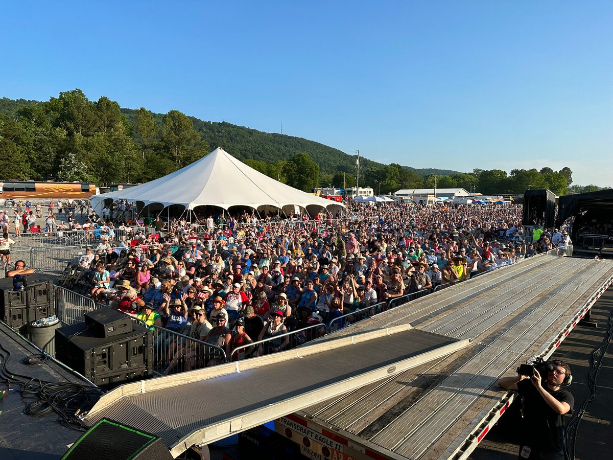 An incredible time at June Jam … so many dear friends here … so happy to see everyone…  <a href="/Exileband/">Exile</a> <a href="/TheAlabamaBand/">ALABAMA</a> <a href="/MarkWillsMusic/">Mark Wills</a> <a href="/IsaacsMusic/">The Isaacs</a> <a href="/ChapelHartBand/">Chapel Hart</a>  <a href="/TheFrontmenLive/">The Frontmen</a> <a href="/jakeowen/">Jake Owen</a> <a href="/stormewarren/">storme warren</a> <a href="/jamey_johnson/">Jamey Johnson</a> 

Our view from stage …