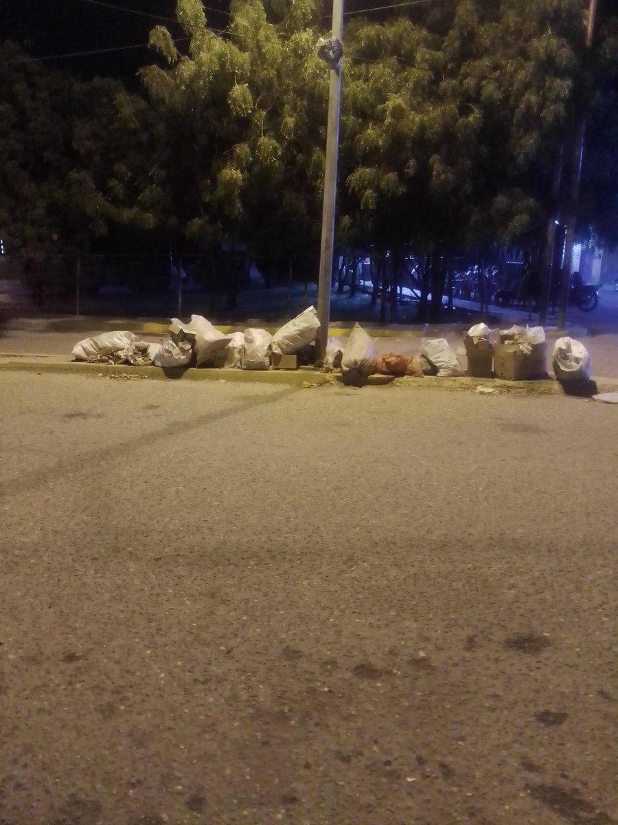 AnaRodr92205395's tweet photo. @Imaubar se puede observar una cantidad de basuras en la avenida barrio el Bolívar tiene dos semanas que no pasa el aseo hurbano
@LuisJonasReyes 
@Iribarren_Alc 
@laprensalara 
@NicolasMaduro 
@AdolfoP_Oficial https://t.co/Tx3eLNe1UB