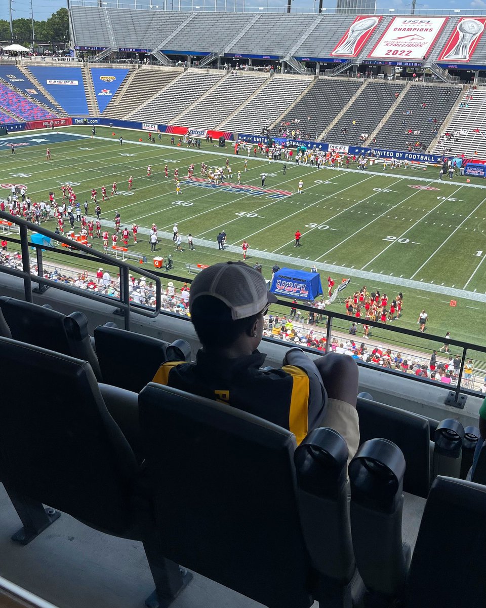 Who knew @rundm6 went to games to watch all by himself?🤷🏻‍♂️