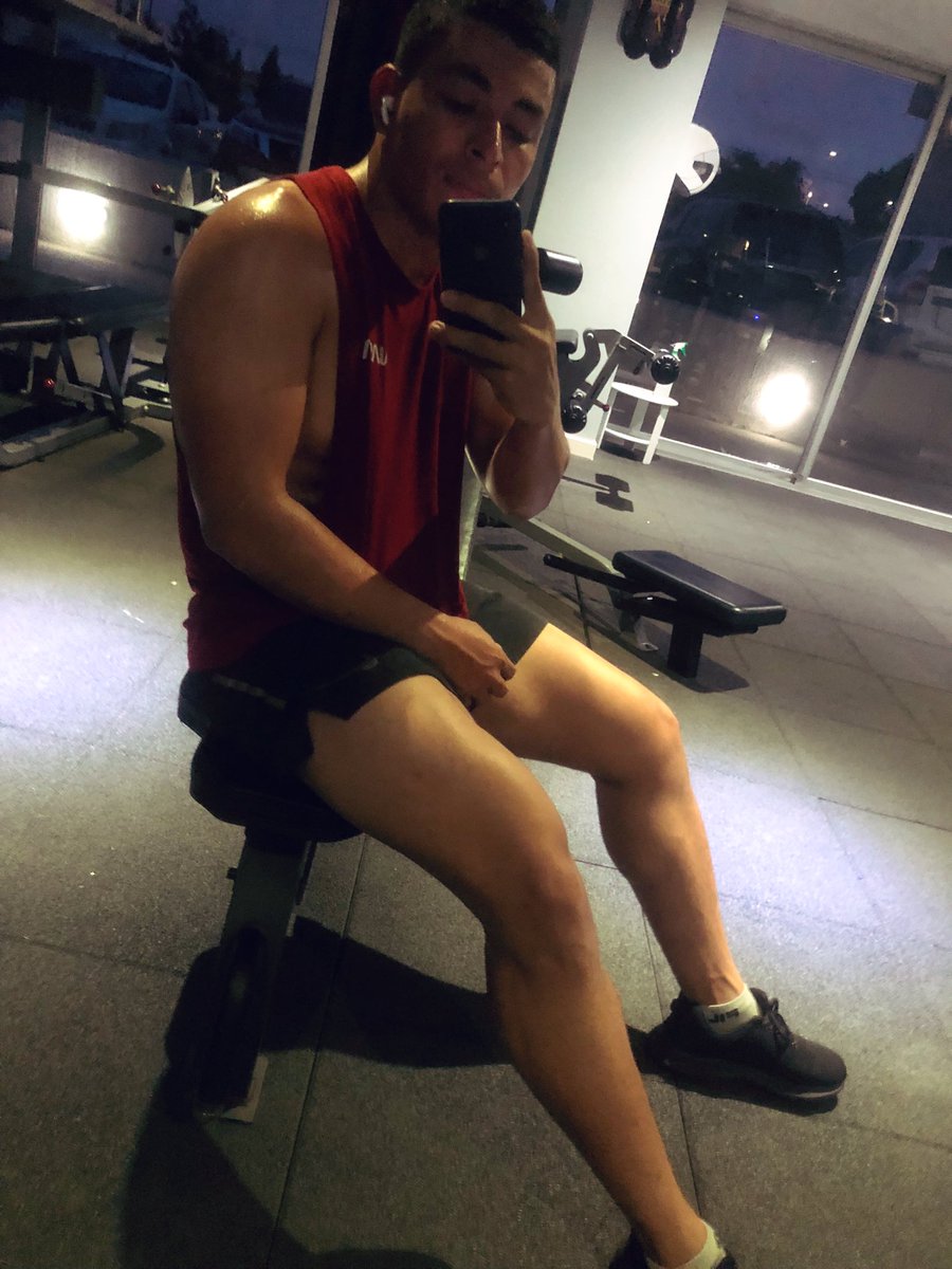 No compito con nadie, estoy demasiado ocupado desafiando a mi versión de ayer. Cada día me esfuerzo por superarme a mí mismo y crecer sin límites. ¡El único rival que necesito vencer soy yo mismo! 💪🚀