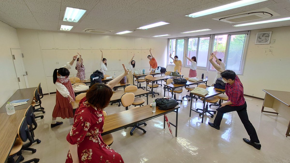 kitakyu_euphony's tweet photo. おはようございます☀︎
今日は北九州合唱祭です!
私たちは単独ステージで #森山至貴 先生のコーラス一九五、#ThomasMorley 先生のNow Is The Month Of Maying、北下合同ステージで #信長貴富 先生の群青とうたを歌います-`❤︎´‐
写真は今朝本番に向けて可愛くストレッチをしているものです! https://t.co/k6PcdQX3Ou