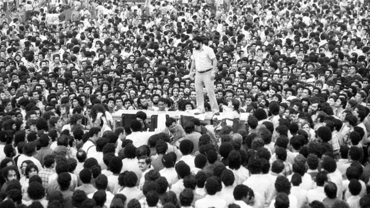 AnimauRevolts's tweet image. Quando eu tinha 9 anos o JN mostrou a greve no ABC. Meus pais estavam assistindo e quando viram Lula ficaram emocionados. Era a primeira vez que o viam, mas gritavam &quot;este homem ainda vai ser presidente deste país!&quot; Sou PT antes de o PT existir! Não me encha; não tenho paciência!