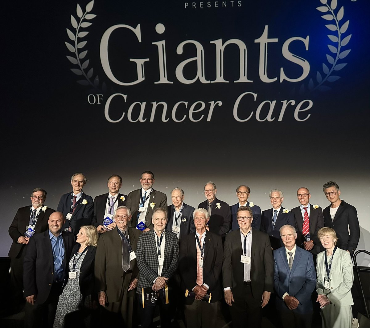 ⭐️ An amazing evening with the two #Giants of Cancer Care in myeloma. A huge congratulations to the incredible Dr. Munshi!! @MunshiNc  @ASCO @GiantsofCC #mmsm #ASCO2023 @DanaFarber @DanaFarberNews