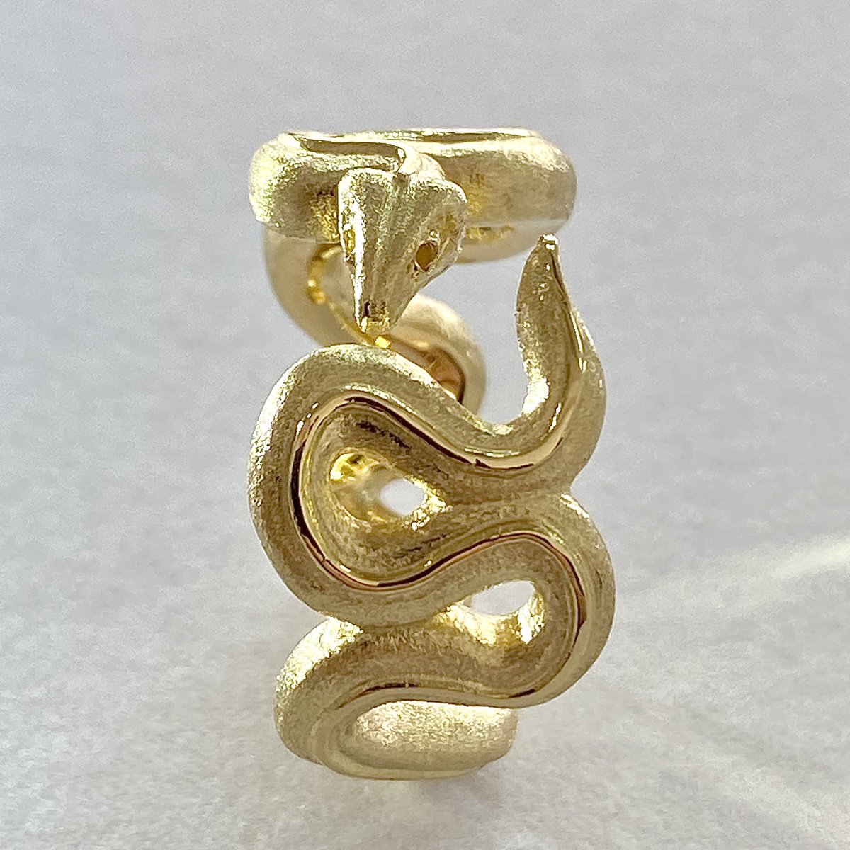 MarkHiroshiDia's tweet photo. #newarrival. Next event: #銀座松屋 6/7-6/13 (1fl). #ゴールド #ゴールドジュエリー #snakering #18k #18金 https://t.co/eGKzDCgbVd