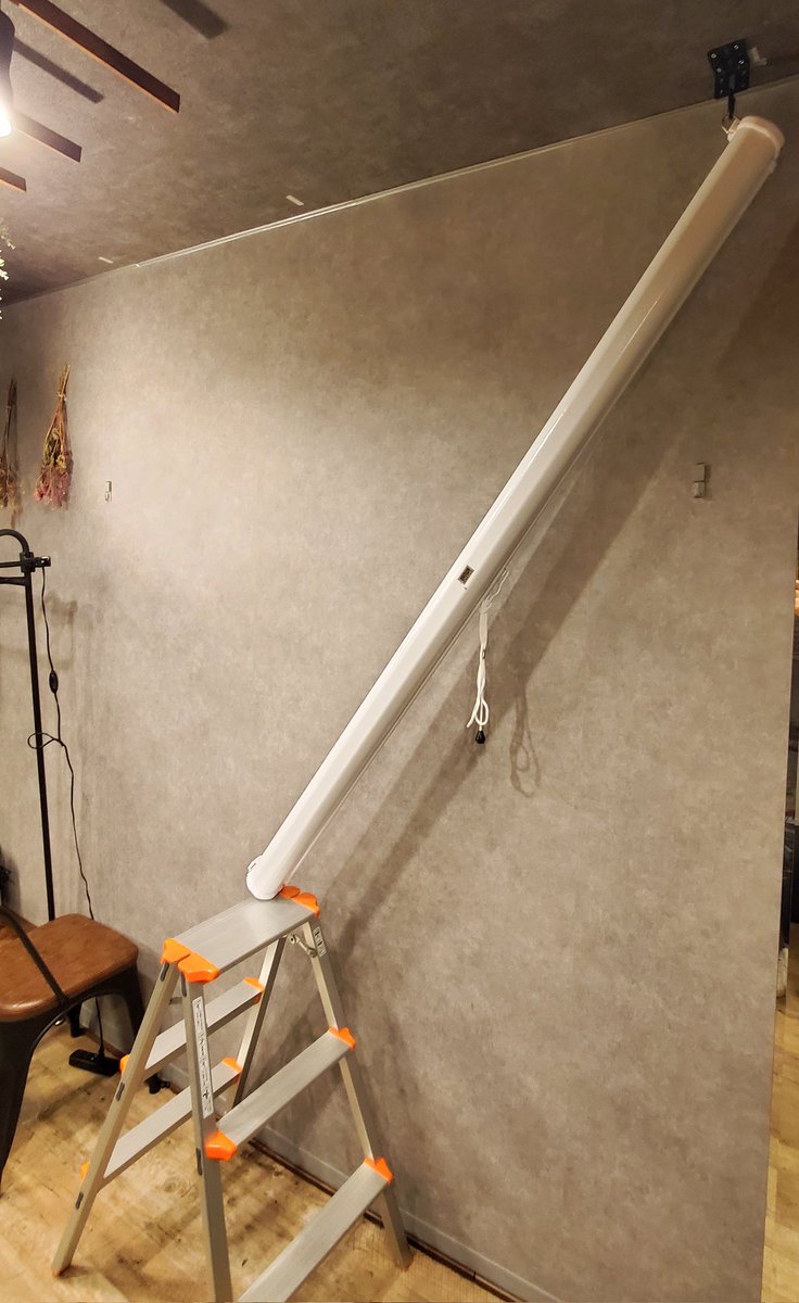 makeitcount_so's tweet photo. プロジェクタースクリーン天井吊りDIY。スクリーンむき出しだとインテリアと合わないのでカバーも自作。スクリーン設置は一人でやるとしんどい😇

＜材料＞
・サンワサプライスクリーン
・L字鋼
・石膏ボードアンカー＆ビス
・フック
・リング
・木材
・ヒモ
・ダイソーフェイクグリーン https://t.co/ldlgXfFVmK