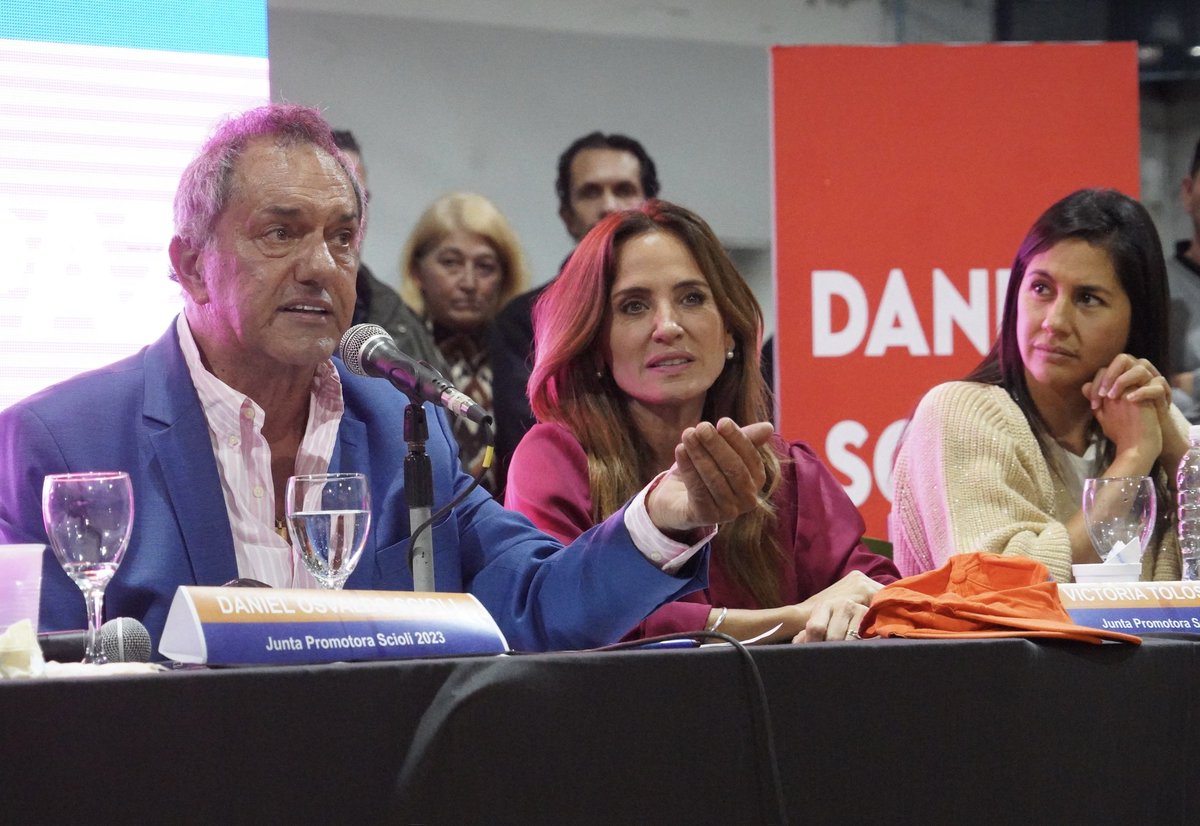 danielscioli's tweet photo. Gran encuentro en la querida ciudad de Mar del Plata junto a @vtolosapaz y @ManinoIriart con más de 400 referentes de la 5ª sección electoral.
Somos la expresión de un peronismo profundamente democrático y diverso, que integra a todos y todas en un proyecto nacional.
#MásQueNuncaDaniel