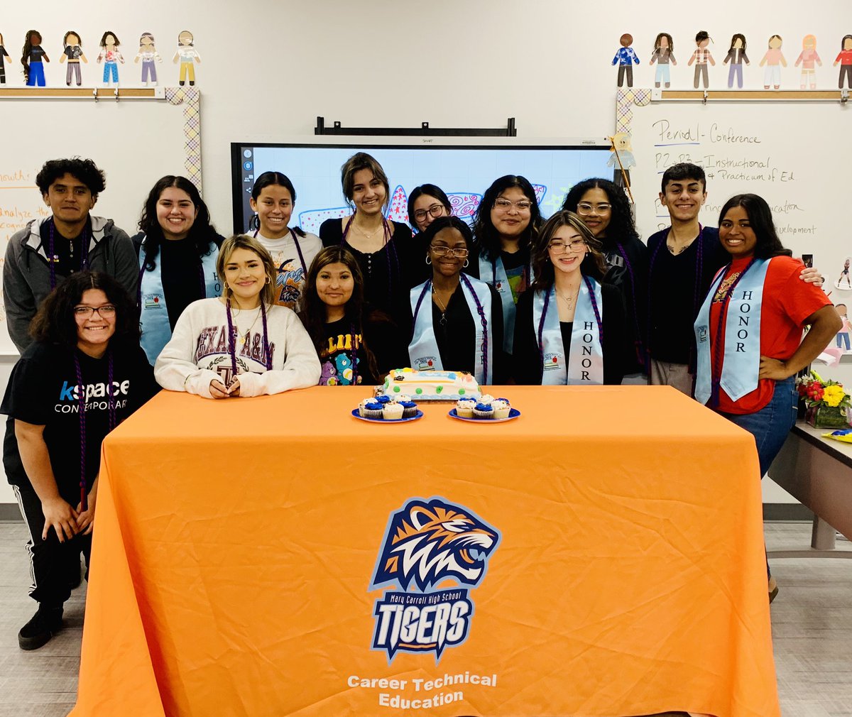 CarrollTafe's tweet photo. 🐅💙🧡Farewell to our TAFE Seniors! Show the world what you are cabable of and leave your mark! You all are amazing! Blessings always!🧡💙🐅 https://t.co/lck5HLmepC