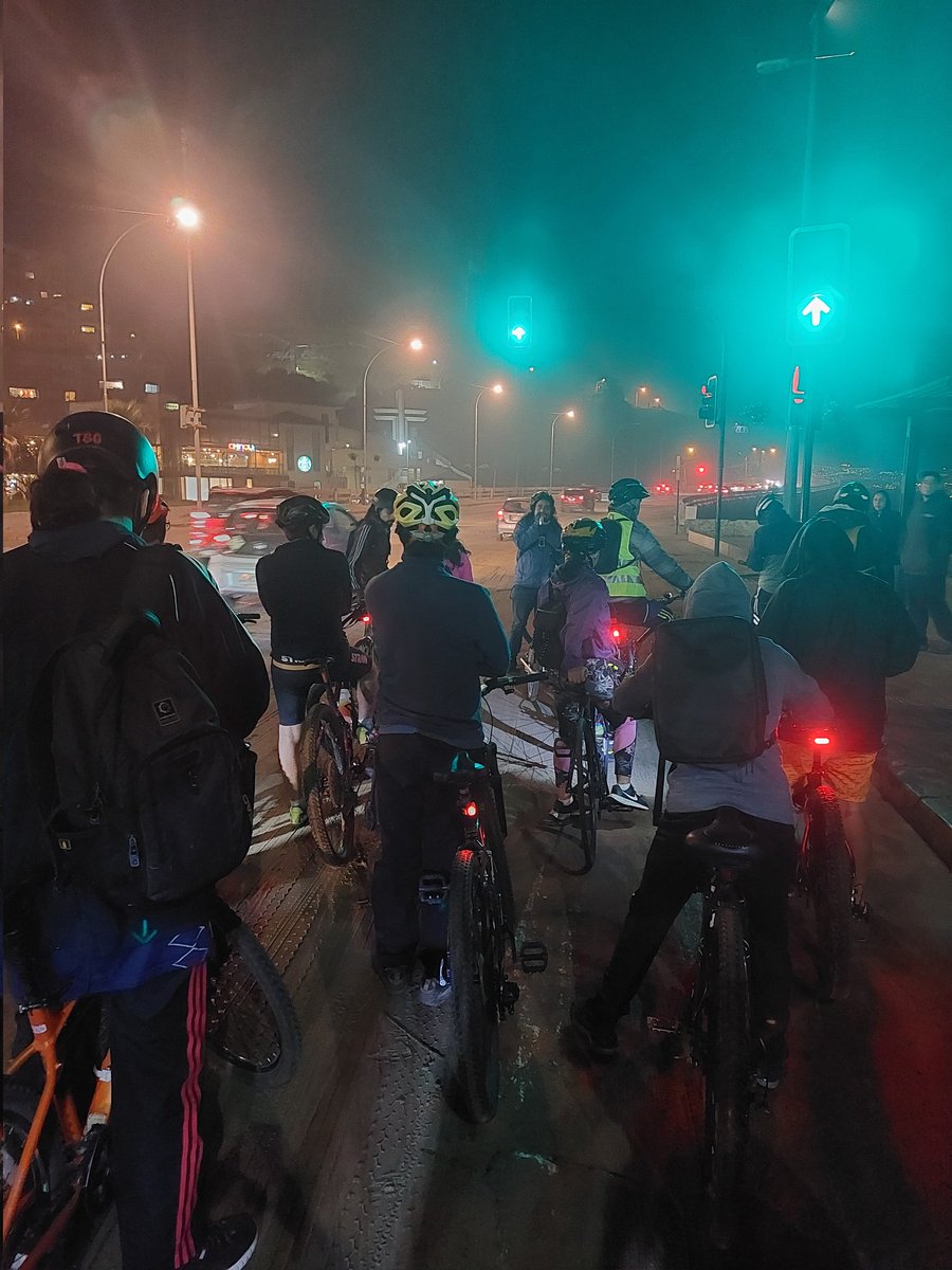 #DíadelaBicicleta 
Del puerto hasta la roca oceánica, ida y vuelta, buen pique nos pegamos.

Ciclistas furiosos porteños 
<a href="/Andes_Chile_Ong/">Andes Chile ONG</a> 
<a href="/andresvo/">Andrés Valenzuela</a>