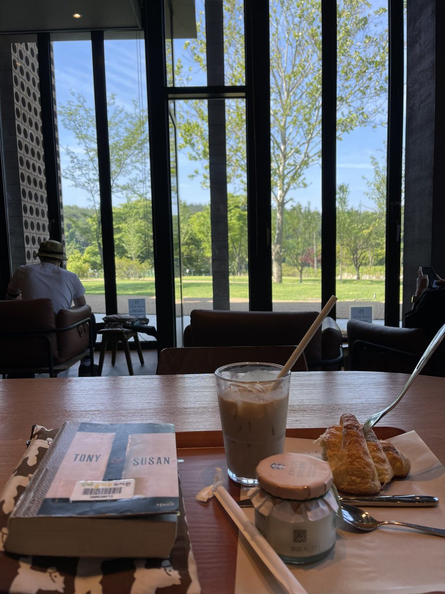 keepkeepon's tweet image. 핫하다는 스벅 더북한산점. 9시에 도착했더니 이미 뷰 보이는 2층 자리는 만석이다. 사람들 진짜 부지런해ㅎㅎ 사람 많고 정신없어서 얼결에 익숙한 음료 시키고 나서야 북한산 음료의 존재를 알게됨 ㅠㅠ 크루아상은 버터가 많이 들어가 그런지 찐득하니 맛있다.