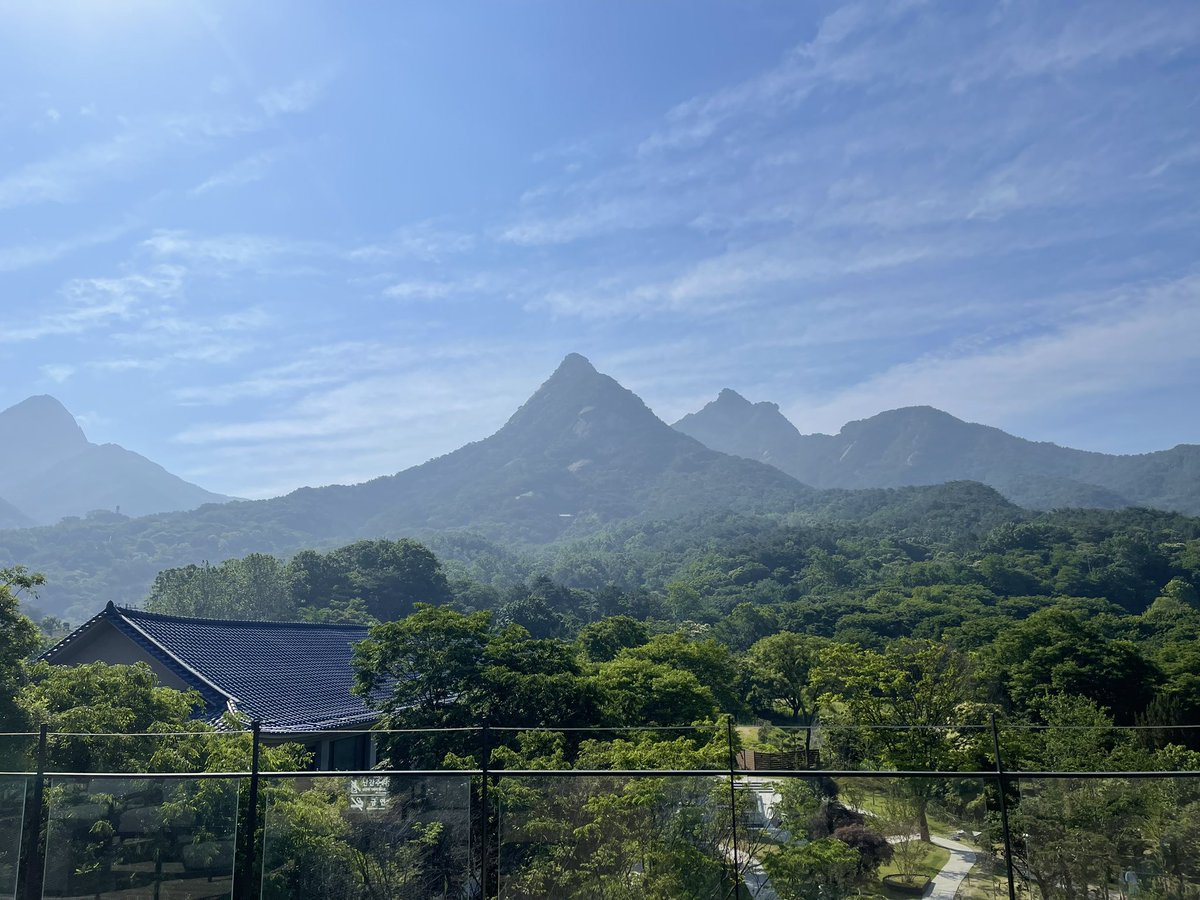 keepkeepon's tweet image. 핫하다는 스벅 더북한산점. 9시에 도착했더니 이미 뷰 보이는 2층 자리는 만석이다. 사람들 진짜 부지런해ㅎㅎ 사람 많고 정신없어서 얼결에 익숙한 음료 시키고 나서야 북한산 음료의 존재를 알게됨 ㅠㅠ 크루아상은 버터가 많이 들어가 그런지 찐득하니 맛있다.