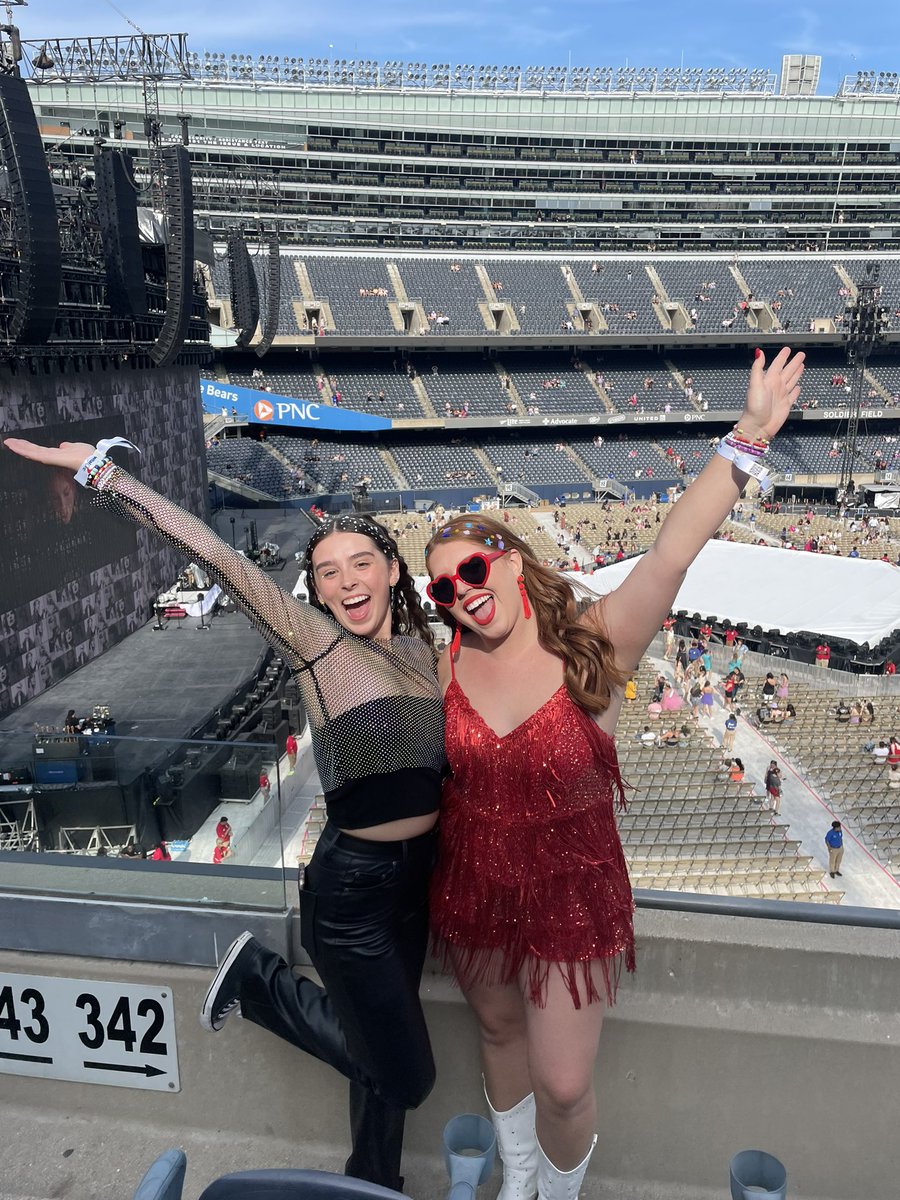 emma012704's tweet photo. Not a lot going on at the moment. Just waiting for the best night of our lives!!💋🪩🐍 @taylornation13 @taylorswift13 #ChicagoTSTheEras #ChicagoTSTheErasTour #chicagoN2 https://t.co/KZVVp55fC2