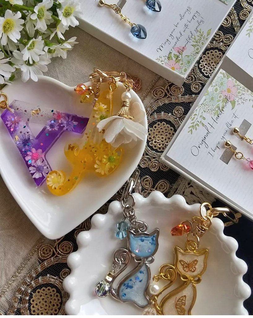 Citronclover's tweet photo. おはようございます‼️
サークルNo.70　citronclover&amp;蘭丸
#気分は上々96 　さんで、レジンアクセやハーバリウム、プリザーブドフラワー作品等を頒布します✨
久しぶりサークル参加なのでたのしみです😆
少しだけ刀剣男士イメージイヤリング、ピアス、ネックレスできました🎵ほんの少し😂 https://t.co/ylDVINFP5N