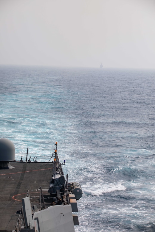 🚢🇺🇸 In a recent incident, a Chinese warship narrowly avoided colliding with a #USSChungHoon, emphasizing the aggressive military maneuvers of Beijing in the #SouthChinaSea. The incident occurred during a joint #Canada-US mission sailing through the #TaiwanStrait. Read our latest