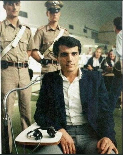 Lütfen insanları yanlısı bilgilerle kandırmayın hakan fidanın asıl gençlik fotoğrafı bu.